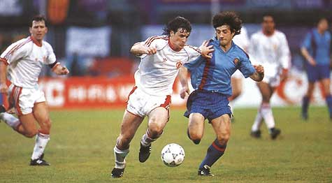 БОМБАРДИР Марк Хьюз из «Манчестер Юнайтед» забич оба гоча своей команды в финале Кубка кубков 1991 г.