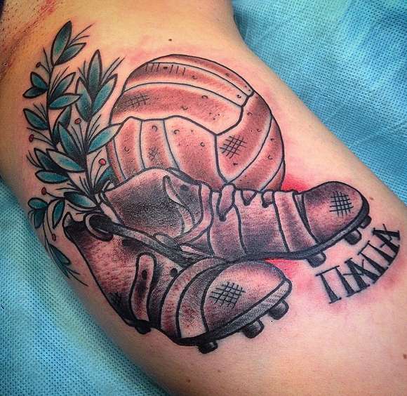 Футбольная татуировка бутсы, надписи папа и футбольного мяча