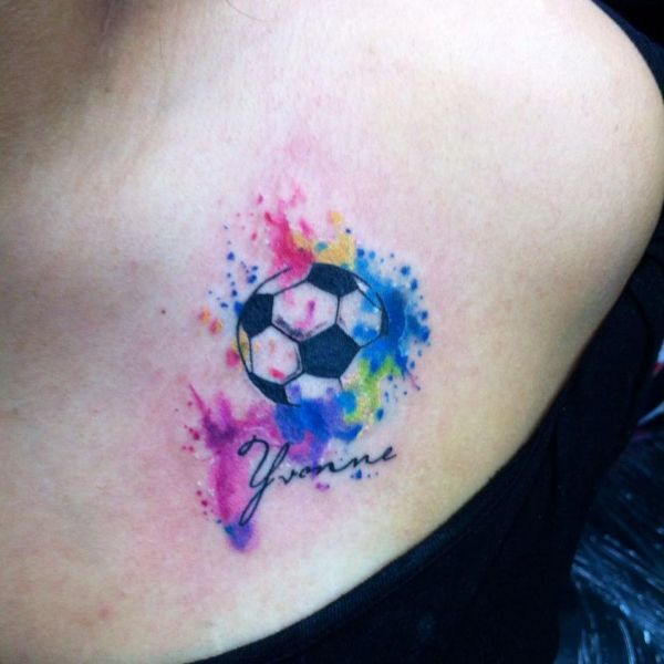 Футбольный мяч в красках в стиле акварель