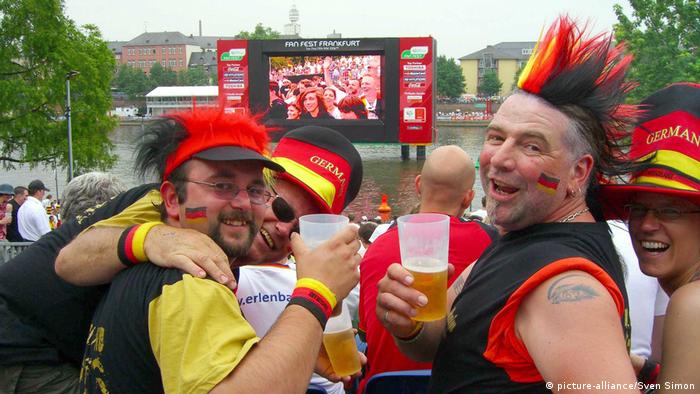 ЧМ по футболу – немецкие фанаты в пивном саду