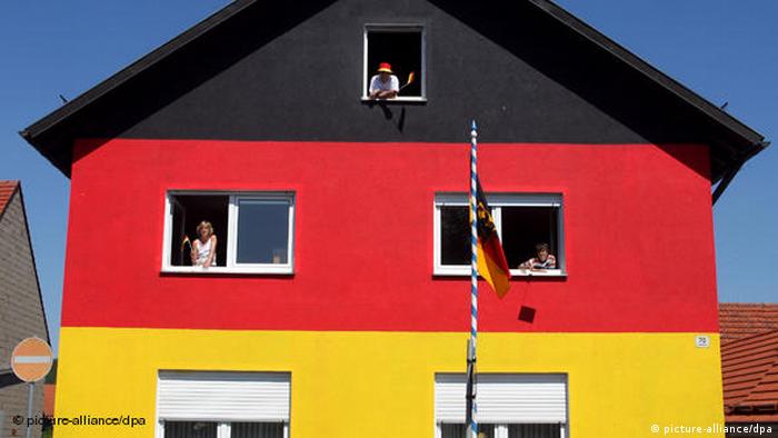 Дом в Зандберге, покрашенный в цвета флага Германии