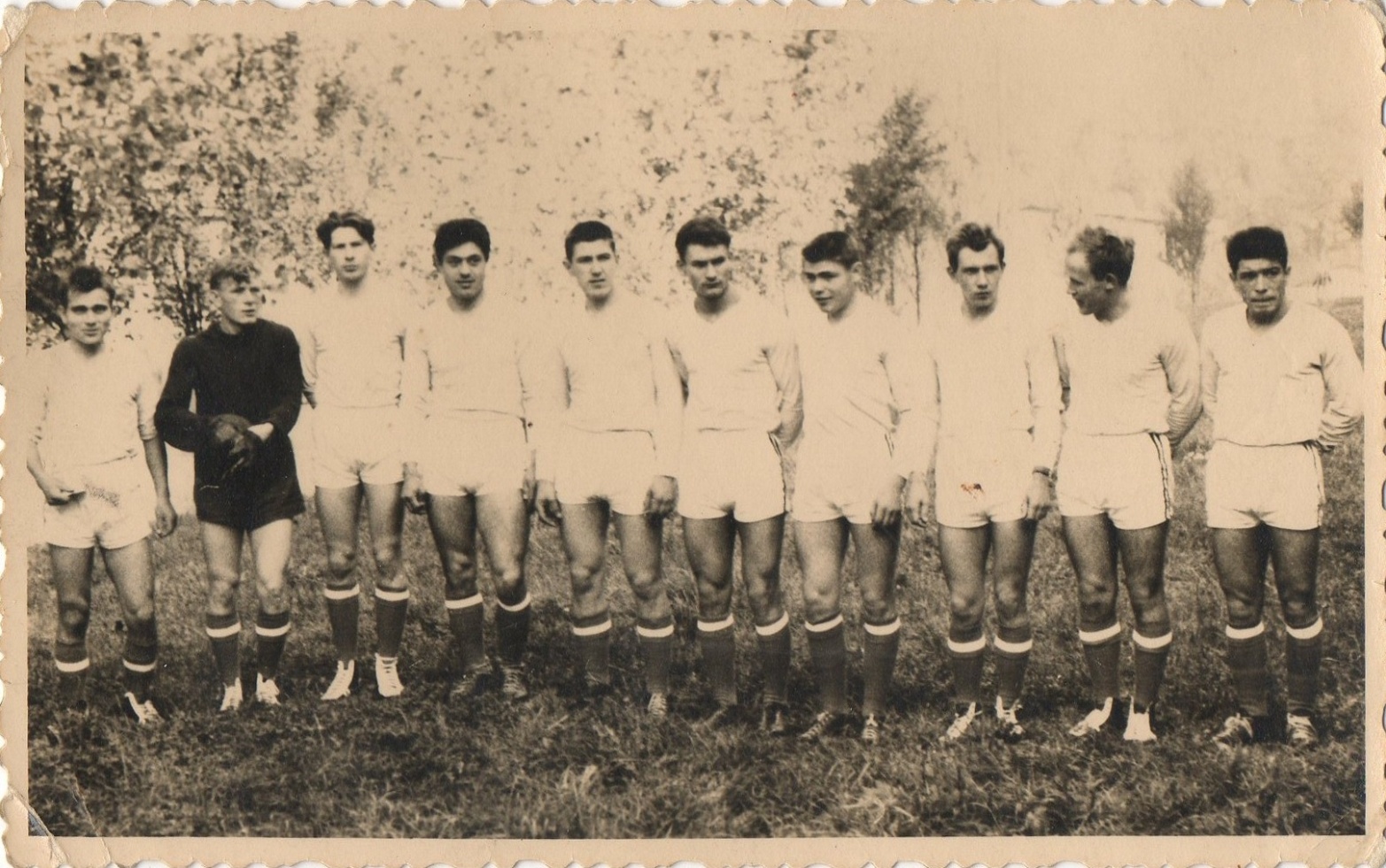 1963 г. Наши футболисты в ГДР, Дрезден. 4-й справа Демьян Левченков.