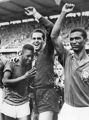 Слева направо: Пеле, вратарь сборной Бразилии Жилмар и полузащитник Диди