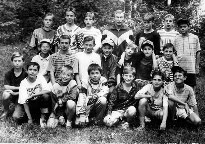 1995-й год. Кратово. 15-летние Березуцкие вместе с партнерами по «Смене». Алексей – третий справа в верхнем ряду. Василий – третий слева в среднем