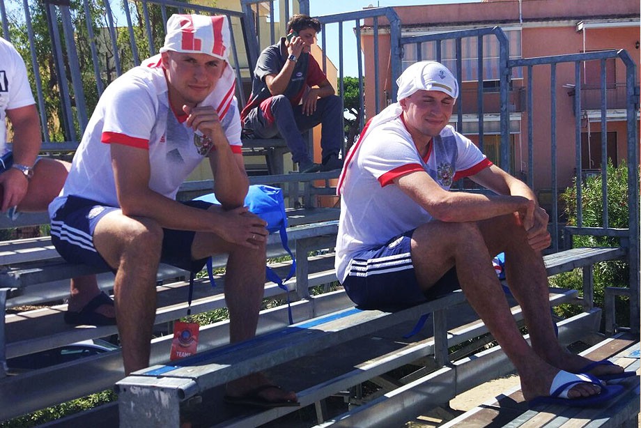 Виктор и Николай Крышановы следят за игрой Испании и Польши