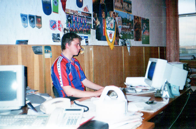 Олег Лысенко за работой в редакции «Команды» в 1999 году