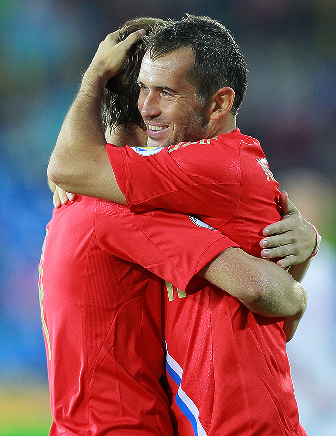 Александр Кержаков (справа) стал автором третьего гола в ворота гостей