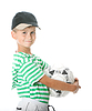 Мальчик держит футбольный мяч | Фото