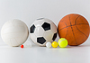 Различные спортивные мячи и волан | Фото