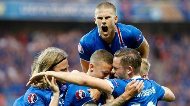 Футболисты сборной Исландии отмечают забитый гол