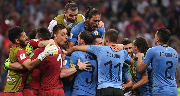 Игроки сборной Уругвая радуются победе в матче 1/8 финала чемпионата мира по футболу над Португалией