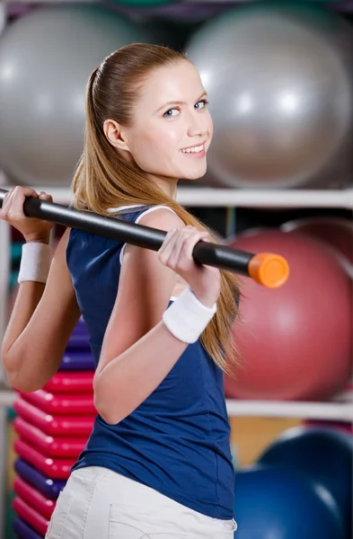 Спортивный женщина работает с гимнастические палки Лицензионные Стоковые Фото