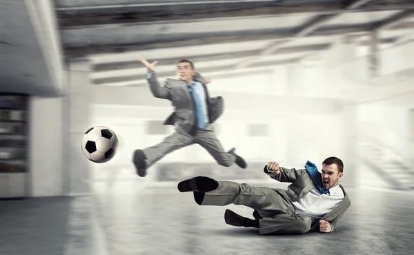 Играть в футбол в офисе Стоковая Картинка