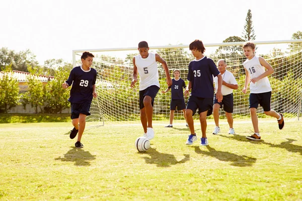 Члены мужской футбол играть матч Стоковое Фото