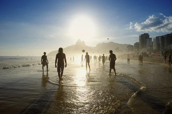 Бразильцы, играя Altinho пляжный футбол Стоковая Картинка
