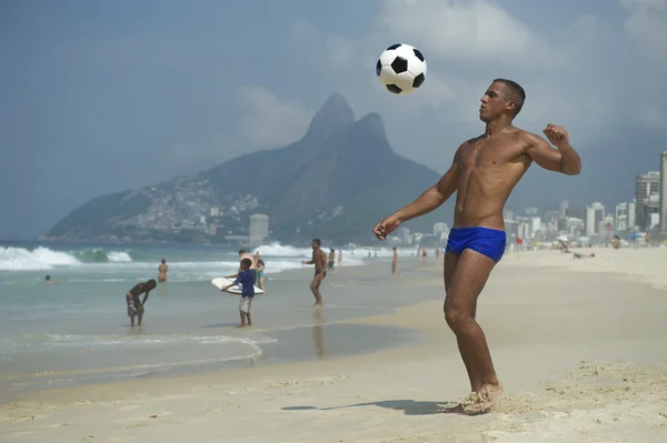 Бразильский Алтинью Атлетик Молодой бразильский Человек Пляжный футбол Стоковая Картинка