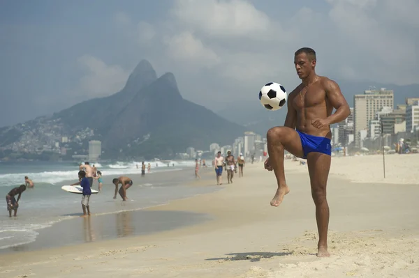 Молодой бразильский Человек играет Алтинью Пляжный футбол Стоковое Фото