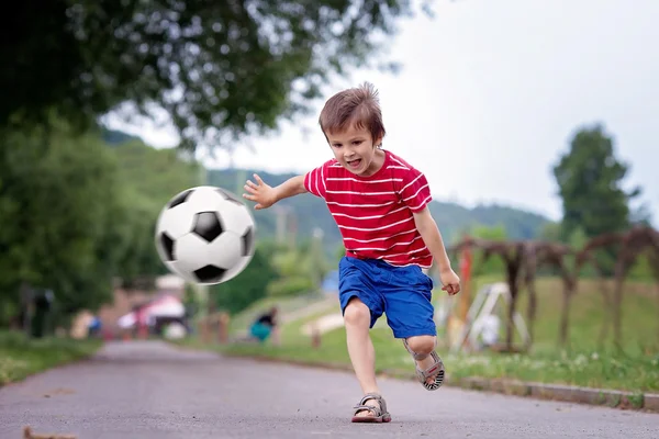 Две Симпатичные маленькие дети, вместе играть в футбол, летнее время Стоковое Изображение
