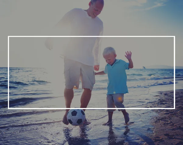 Отец и сын, играть в футбол Стоковое Фото