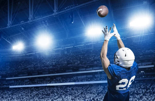 Игрок Американский Футбол Дайвинг Через Воздух Поймать Мяч Стоковое Изображение