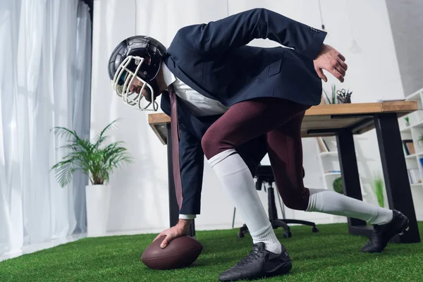 Вид Сбоку Бизнесмена Регби Шлем Играть Американский Футбол Офисе Стоковая Картинка