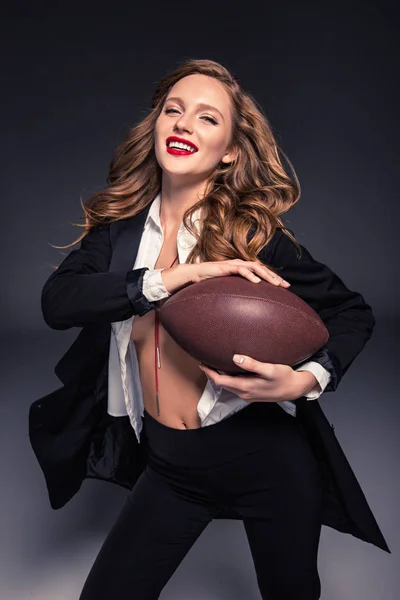 Счастливая Женщина Вьющимися Волосами Холдинг Американский Футбольный Мяч Стоковая Картинка
