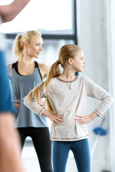 Молодая женщина и милые девушки, тренировки с тренером в фитнес-студии Лицензионные Стоковые Фото