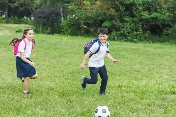 Школьников Рюкзаками Вместе Играть Футбол Лугу Парке Лицензионные Стоковые Изображения