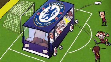 Автобус синего цвета с надписью «Челси» на футбольном поле