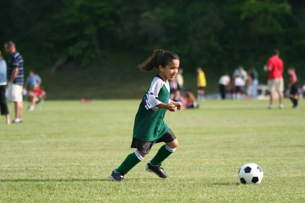 Молодая девушка, игра в футбол Стоковое Изображение
