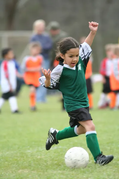Молодая девушка, игра в футбол Стоковое Фото