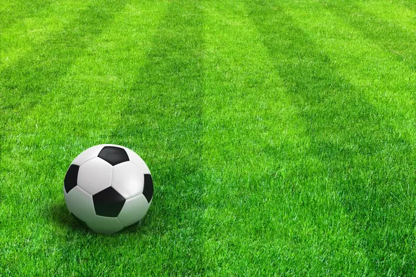 Зеленый Полосатый футбольное поле с футбольным мячом Лицензионные Стоковые Фото