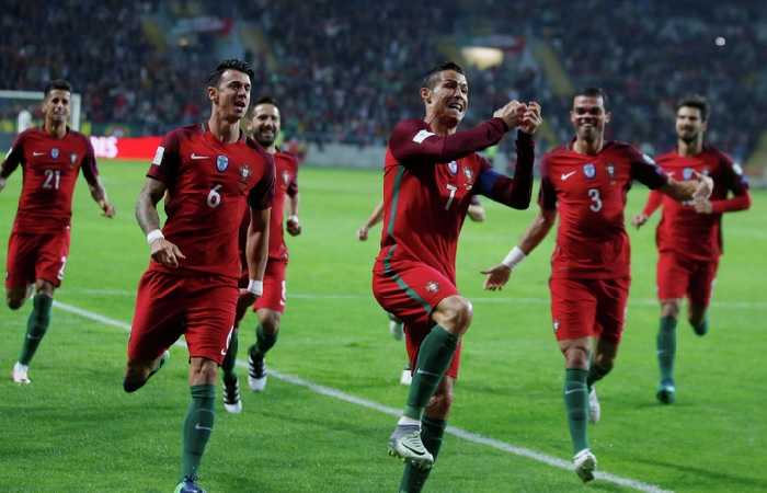 Футбол сегодня - матч Уругвай - Португалия 30 июня, на фото - сборная Португалии 