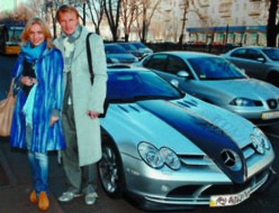 Бывший футболист сборной Украины, Андрей Гусин является обладателем одним из самых быстрых и роскошных автомобилей. Это очень редкий экземпляр для <br> наших широт – Mercedes SLR McLaren (!), который нынче занимает почетное место в его гараже. Стоимость McLaren составляет около 500 тысяч долларов. По <br> нашим данным, Андрей купил его уже в б/ушном виде - у киевского 