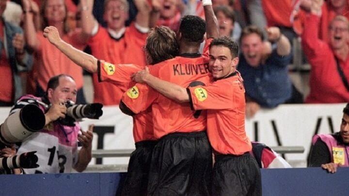 Голландцы праздную гол в ворота Франции