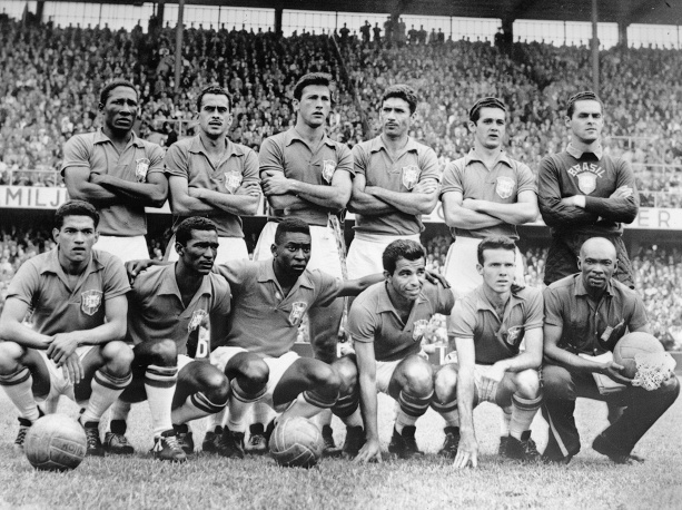 Футболисты сборной Бразилии перед финальным матчем чемпионата мира-1958 против команды Швеции (На фото: Пеле - третий слева в нижнем ряду)