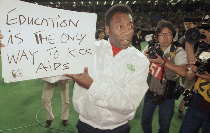 Пеле принимает активное участие в общественной деятельности (На фото: во время акции по борьбе со СПИДом, 1988 год)