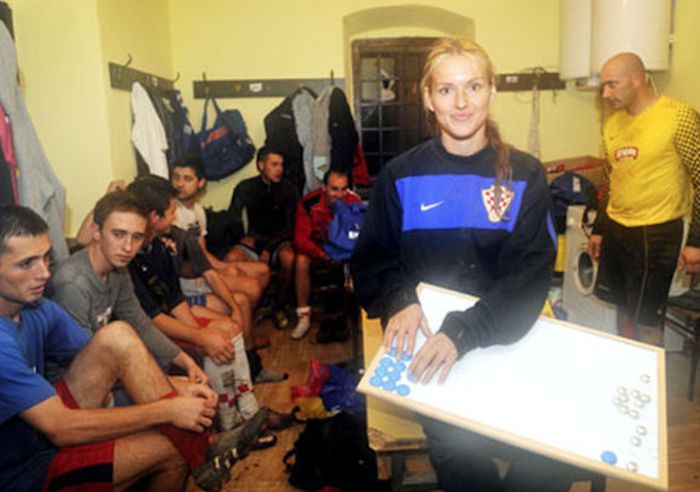 Хорватская топ-модель хочет стать тренером сборной РФ по футболу (6 фото)