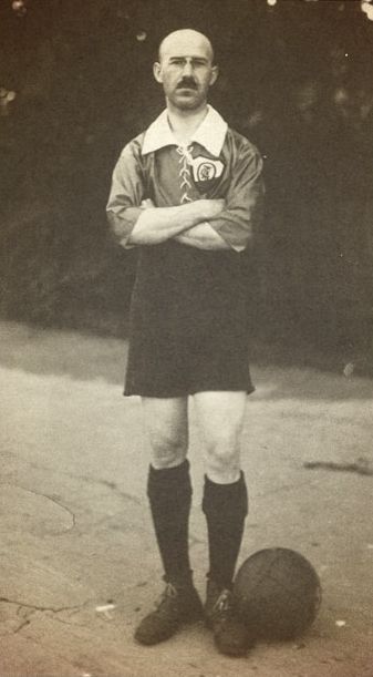 На старейшем из известных тульских футбольных фото - игрок команды Т.К.Л.С. Владимир Ворогушин, 1915 год.