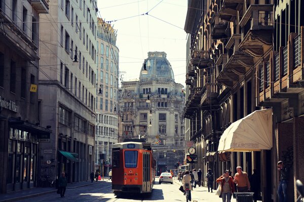 милан италия город улица трамвай машины люди дорога дома здания архитектура