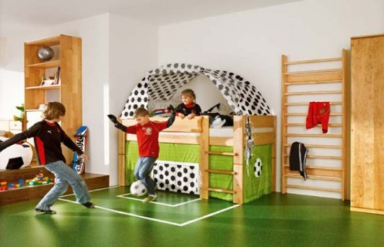 Футбольное поле в детской комнате для мальчиков