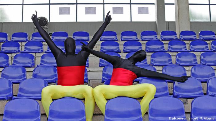 ЧМ по футболу - фанаты в облегающем костюме