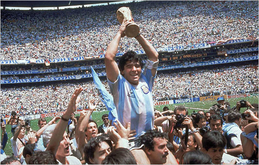 maradona.celebrate.533.jpg