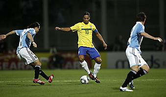 Фотообои Матч Бразилия против Аргентины, Роналдиньо обводит. (Код изображения: 20030)