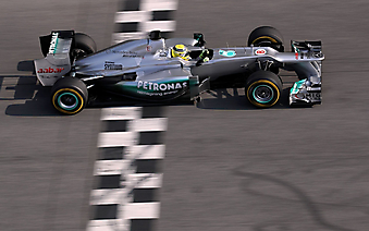 Болид F1 пересекает финишную черту. (Код изображения: 20046)