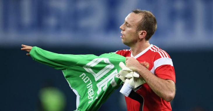 Глушаков на воротах в матче Россия - Испания; Глушаков надевает свитер Лунёва