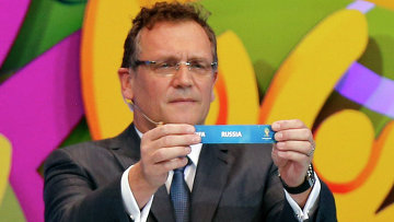 Генеральный секретарь ФИФА Жером Вальке держит табличку с надписью Россия. Фото с места события