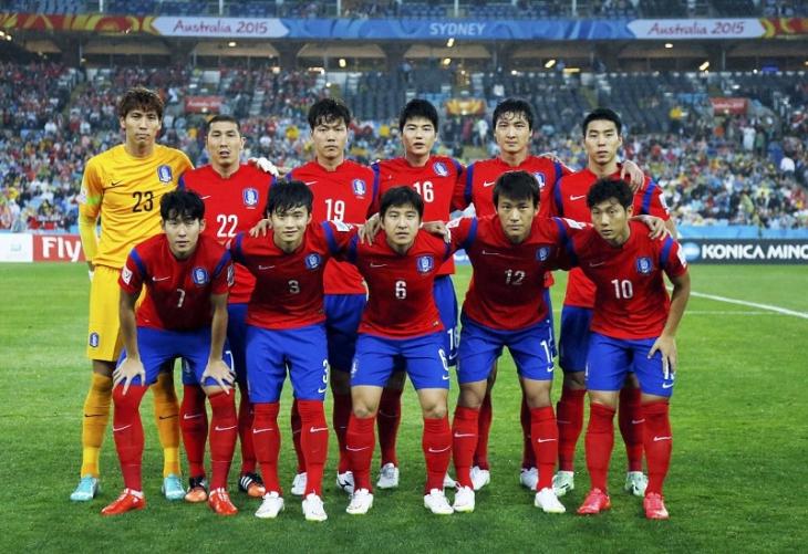South Korea's players pose for a team photo before the start of their Asian Cup semi-final soccer match against Iraq at the Stadium Australia in Sydney