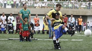 Звезды бразильского футбола сыграли с детьми-инвалидами (новости)