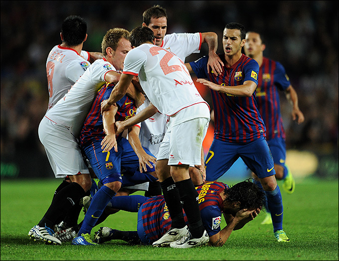 Порой, игроки каталонского падали и хватались за лицо в те моменты, когда до них даже не дотрагивались